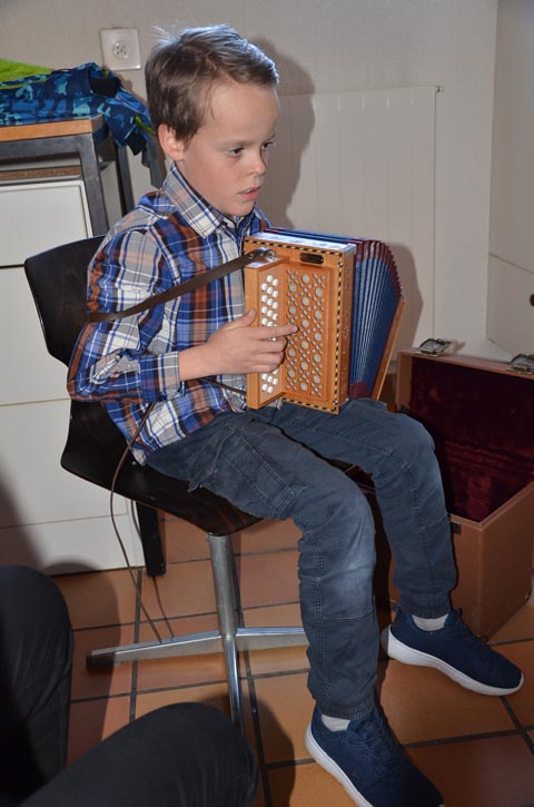 Früh übt sich... - Musizierstunde in Gansingen. Foto: zVg