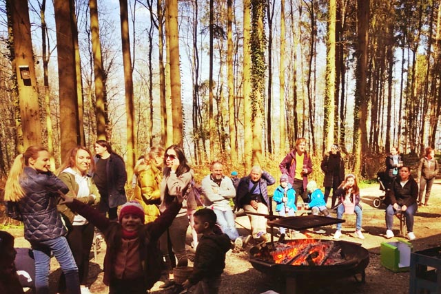 Gemütliches Beisammensein nach der Osternestsuche. Foto: zVg