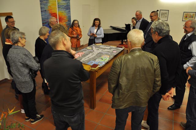 Ausstellungsbesucher bewundern das Kruzifixgemälde. Foto: zVg