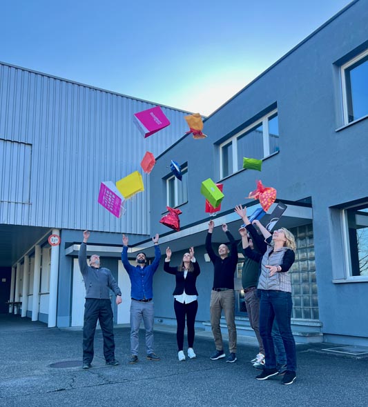 Das Team des Papierhofs; Dritter von rechts Inhaber Beat König (beige Hose, schwarzer Pulli). Foto: Anna Tina Heuss