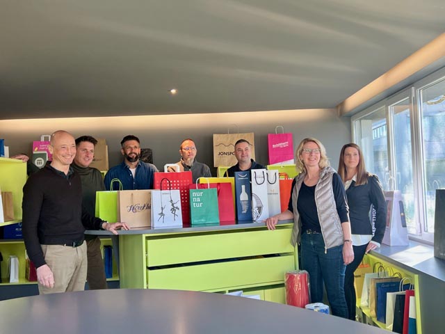 Das Team des Papierhofs; ganz rechts Inhaber Beat König. Foto: Anna Tina Heuss