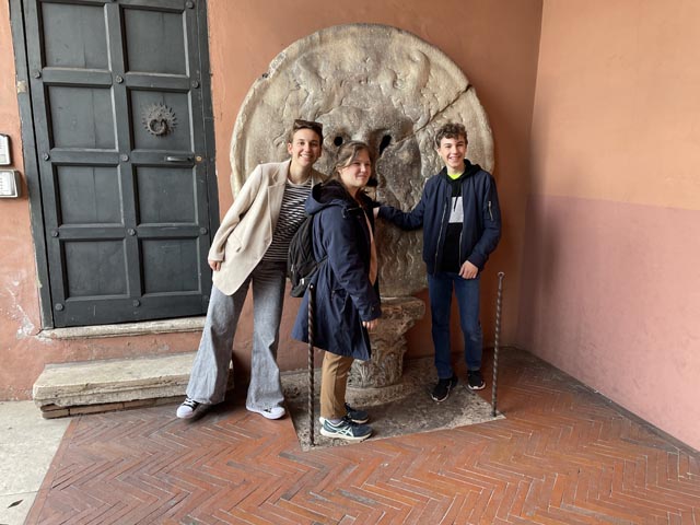  Mund der Wahrheit/ Bocca de la Verita mit Lola, Alina und Flurin. Foto: zVg