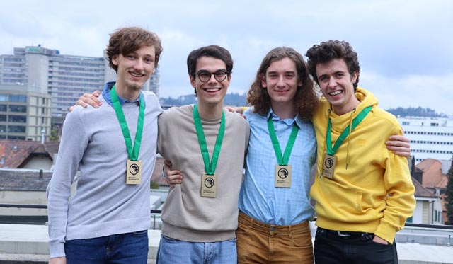 Die vier Goldmedaillen-Gewinner (von links): Nathan Böhler, Anthony Gillioz, Kilian Sintic und Davide Petraglio. Foto: Till Epprecht, Biologie-Olympiade