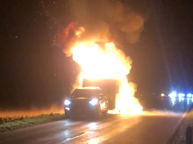 Aus noch unbekannten Gründen brannte am Donnerstagabend ein Wohnwagen. Foto: Polizei Aargau