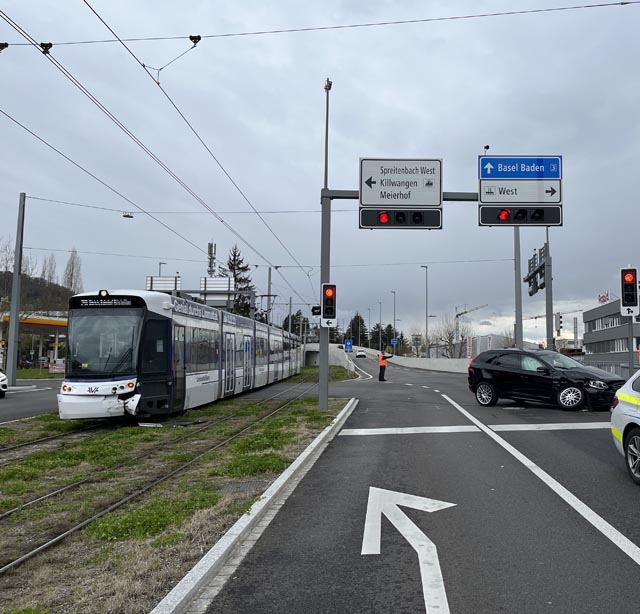 Spreitenbach: Auto kollidiert mit Limmattalbahn