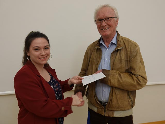 Die neue Präsidentin, Anita Stocker, bedankt sich bei Vorgänger Hans Burger für dessen Tätigkeit als Präsident des Museumsvereins Laufenburg. Foto: Peter Schütz