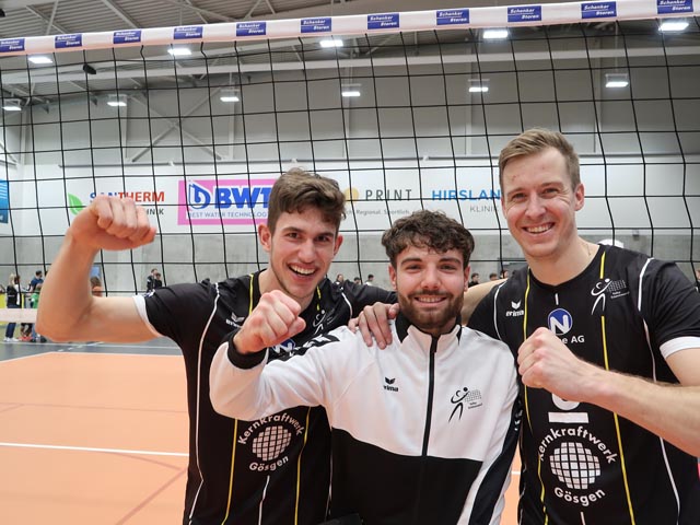 Der Herznacher Curdin Acklin (links) und die beiden Oberfricker Lukas Hasler (Mitte) und Reto Giger freuen sich über den 3-1-Heimsieg im Playoff-Finale. Foto: Regula Rügge