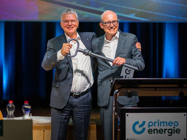 Dr. Conrad Ammann übergibt Schlüssel an Cédric Christmann, neuer CEO Primeo Energie. Foto: zVg  
