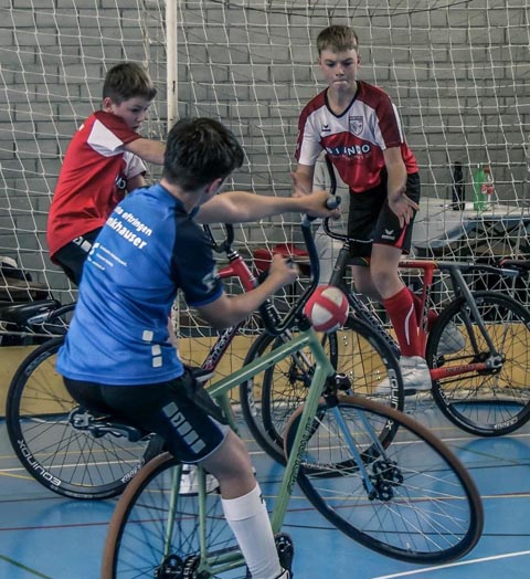  Im rot-weissen Trikot Samuel Binkert (links) und Elia Bianco. Foto: zVg