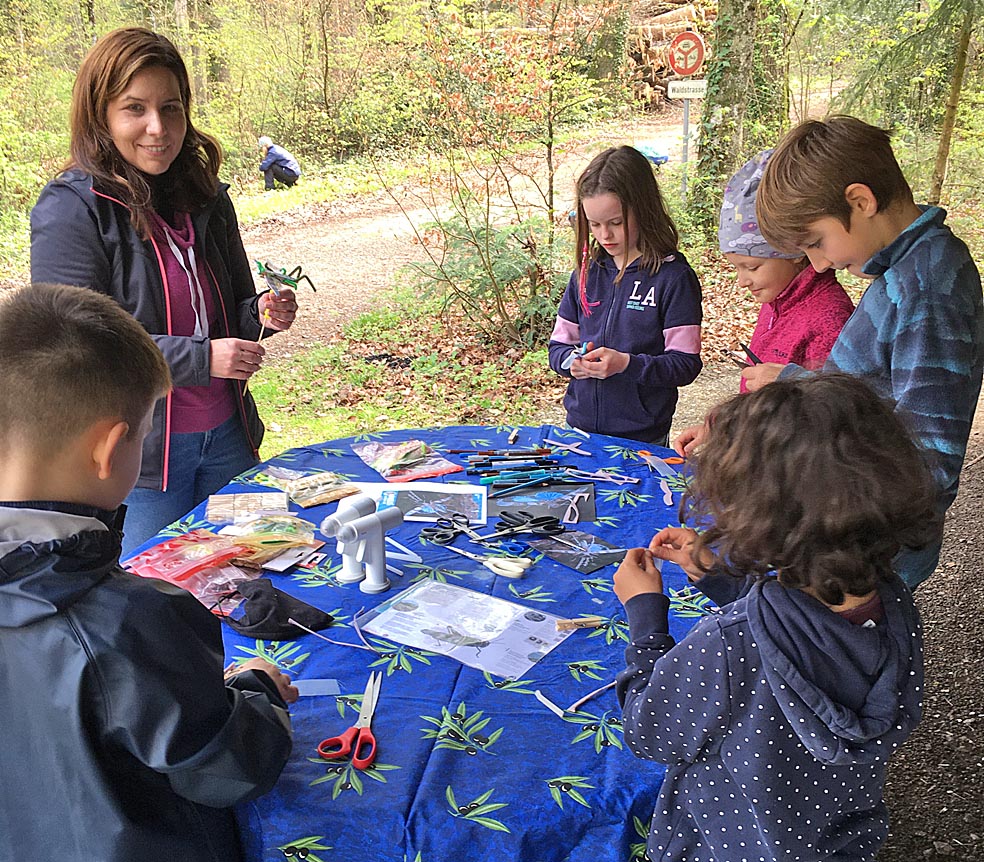 Die Kinder bastlten mit Alessia Soder ein möglichst naturgetreues Insekt. Foto: zVg