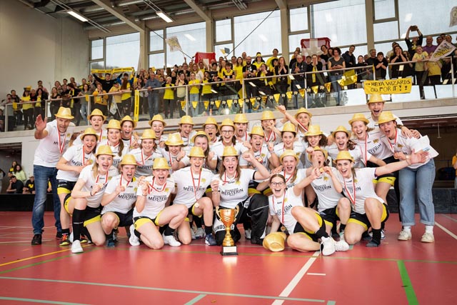 Noelle Weis (vorne links) darf sich mit ihrem Team über den Gewinn der Schweizer Meisterschaft freuen. Foto: zVg