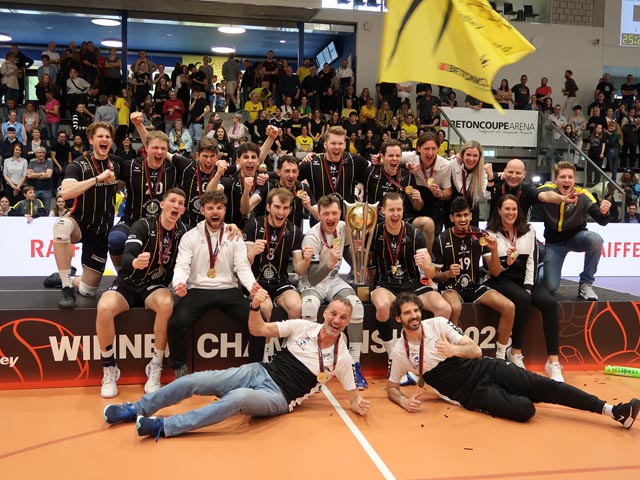 Das Team von Volley Schönenwerd schaffte mit drei Siegen in Folge noch die Wende in der Finalserie. Foto: Regula Rügge