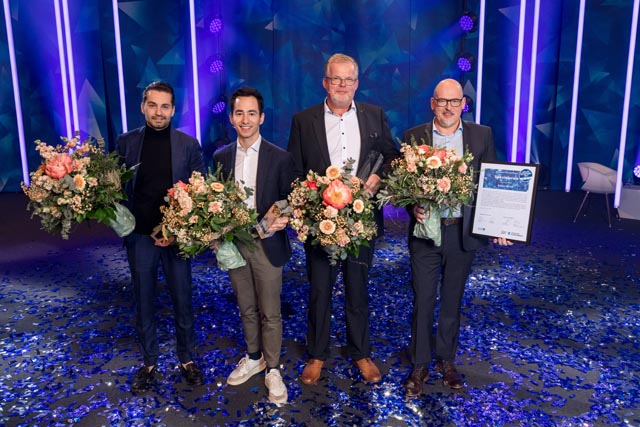 Die Sieger des Preises 2023 (von links): Manuel Steigmeier, Gastro FAHR GmbH (bis maximal 20 Mitarbeitende), Yannick Berner, Urma AG Werkzeugfabrik (21 – 100 Mitarbeitende) und Carsten Diekmann, Georg Utz AG (über 100 Mitarbeitende) sowie der Gewinner des Spezialpreises, die Firma Robert Ott AG, vertreten durch Robert Ott. Foto: zVg
