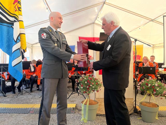 Als kleines Dankeschön gibt es ein Geschenk von Peter Gautschi, Präsident AGSV. Foto: zVg