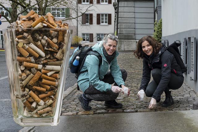 Nationalrätin Gabriela Suter und Grossrätin Carole Binder beim Einsammeln von Zigarettenstummeln. Foto: zVg
