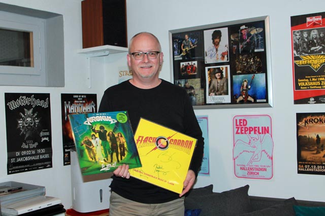 Jürg Hauser in seinem Music-Bunker mit zwei besonderen Stücken: Alben von Krokus und Queen mit den Unterschriften der Bandmitglieder. Foto: Sonja Fasler