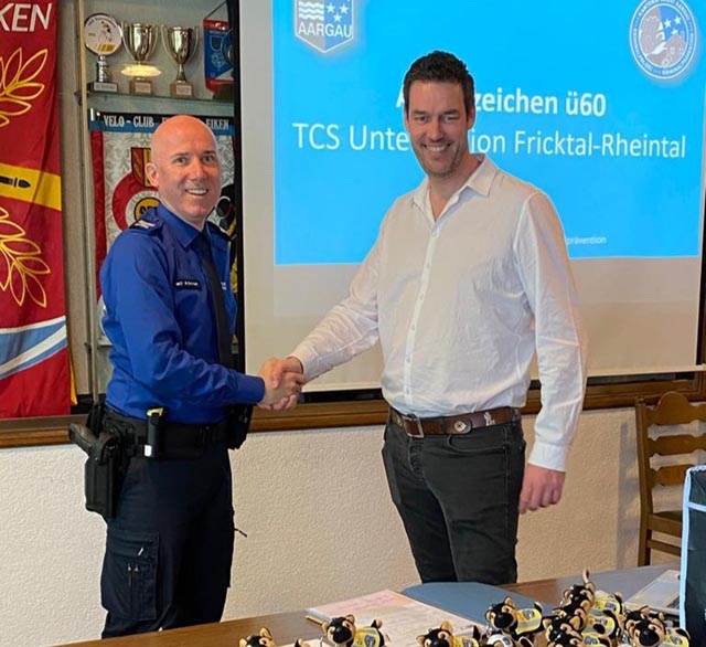 Kantonspolizist Marco Dössegger und TCS-Präsident Fricktal-Rheintal Christoph Riner (v.l.). Foto: zVg