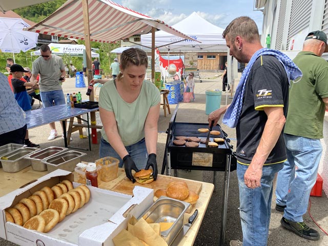 Kinderschminkn und viele Leckereien lockten ebenfalls Besucher nach Hellikon zum Anlass «Natur findet Stadt». Foto: zVg