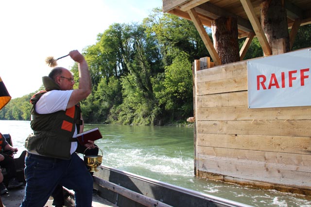 Pfarrer Stefan Essig bei der Segnu.ng des frisch gerammten Pfeilers. Foto: zVg
