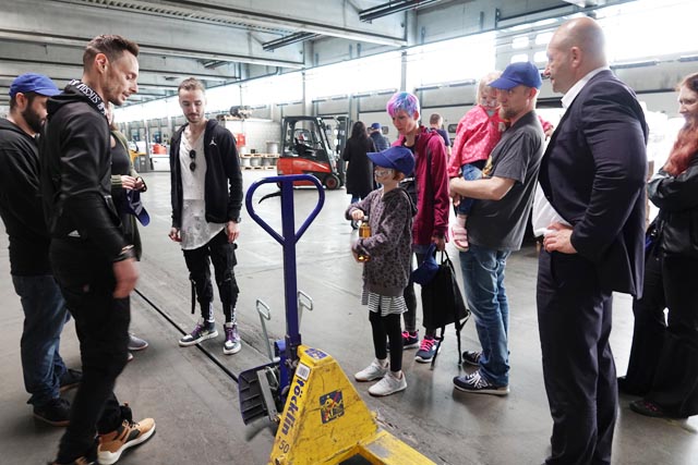 An den Führungen bei Streck Transport in Möhlin gab es spannende Einblicke in die Welt der Logistik. Rechts Standortleiter Richard Sabo. Foto: Peter Schütz