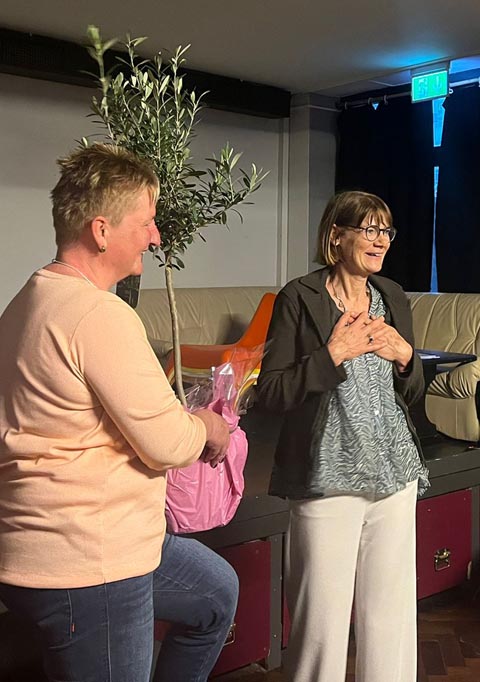 Liliane Regitz ehrt Susanna Schlittler (rechts). Foto: zVg