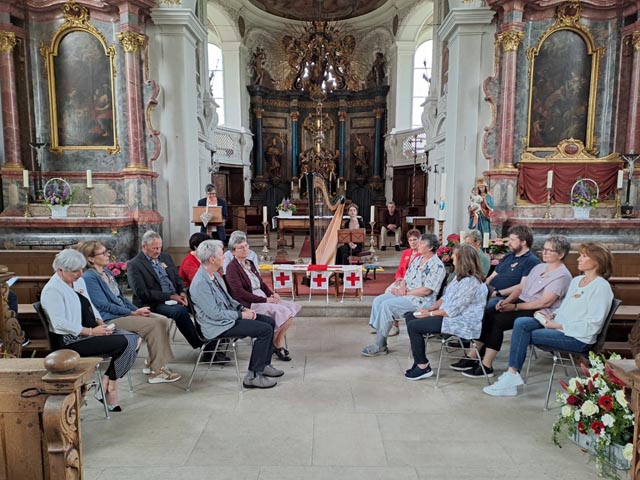 14 der 16 Medaillenempfänger in der Kirche Herznach.