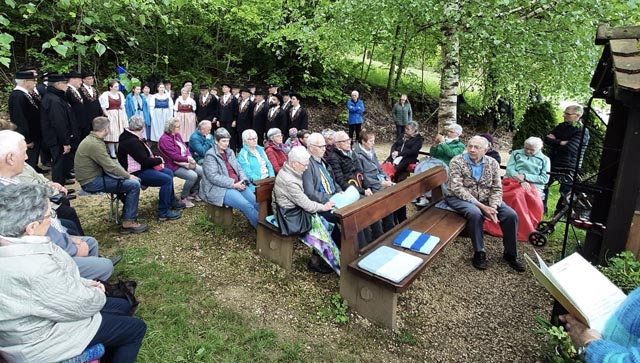 Der Jodlerklub Frick an der Maiandacht zum Muttertag bei der Chorndlete-Kapelle oberhalb von Frick. Foto: zVg