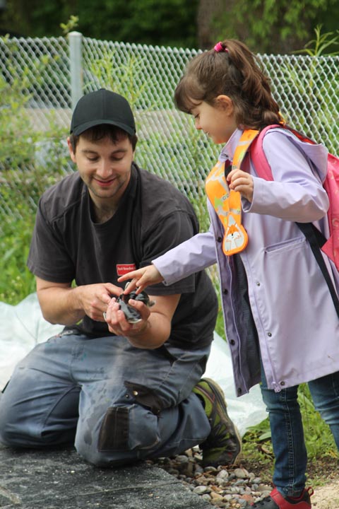 Ganz schön glitschig, so ein Fisch. Foto: Sonja Fasler