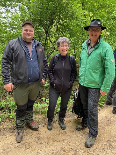 Von links: Gemeinderat Fabian Wirz, Gemeindepräsidentin Caroline Weiss und Lokalhistoriker Thomas Graf. Foto: zVg