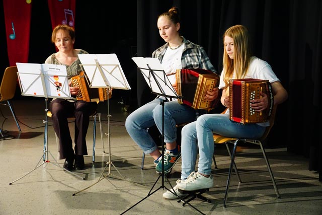Schwyzerörgelischülerinnen und die Lehrperson mit Göschenen-Airola von Stubete Gäng. Foto: zVg