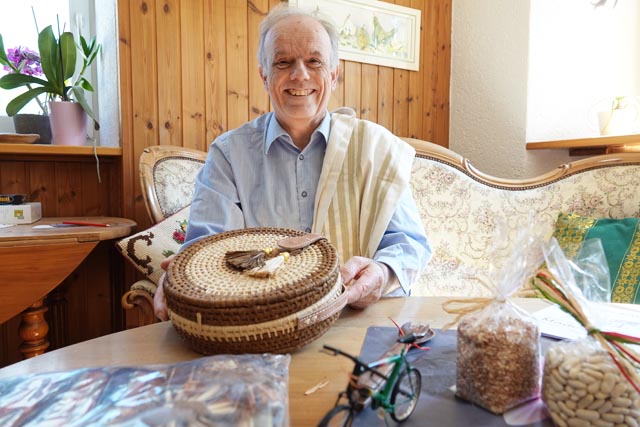 Francois Rousselle mit Gegenständen aus Madagaskar. Foto: Peter Schütz