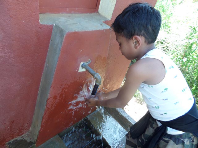 Ein Kind an einem Brunnen. Foto: zVg