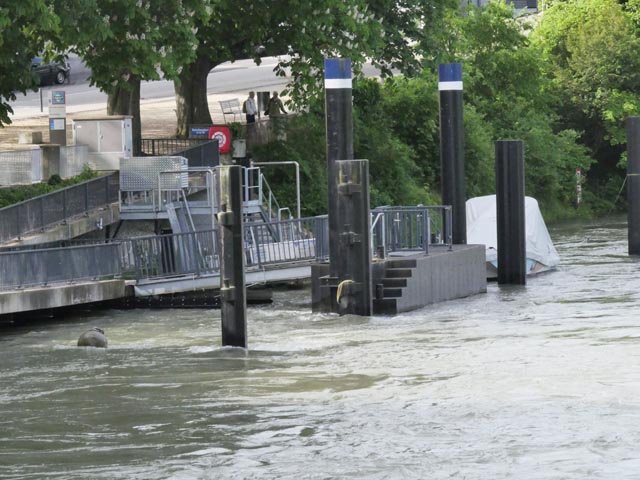 Mehr Geld als geplant ging für die Sanierung der Schifflände den Rhein runter. Foto: Jörn Kerckhoff