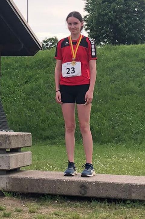 Emely Schmid mit der Bronzemedaille im Hochsprung Foto: zVg