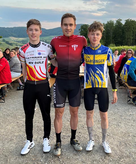 Sieger der Aktiven: Cyrill Steinacher (Mitte) vor Nicola Zumsteg (rechts) und Louis Munk (links). Foto: zVg
