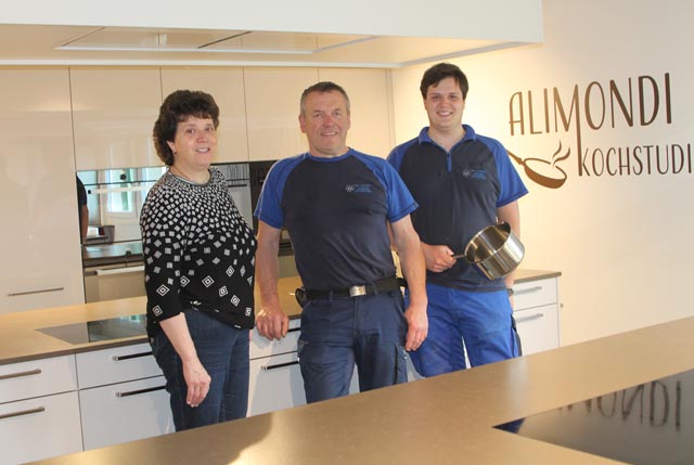 Vera Liebi, Charli Schmid und Andreas Liebi (v.l.) von der Geschäftleitung freuen sich auf die Gäste am Tag der offenen Tür, an dem unter anderem auch das Alimondi-Kochstudio in Betrieb sein wird. Foto: Sonja Fasler