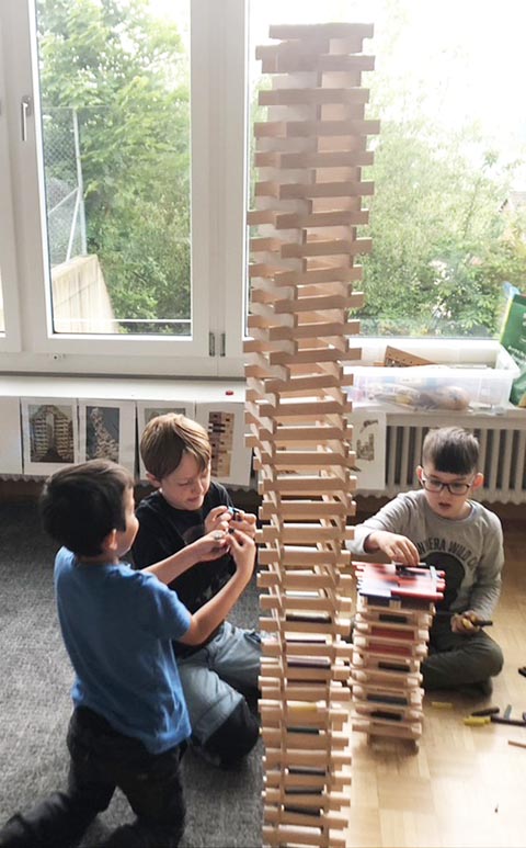 Bis an die Decke des Klassenzimmers reichten die Wolkenkratzer. Foto: zVg