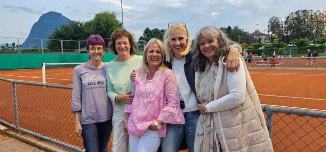 Die 50+ NLB Damen geniessen die Sonne bei ihrem Kurzaufenthalt im Tessin. Foto: zVg