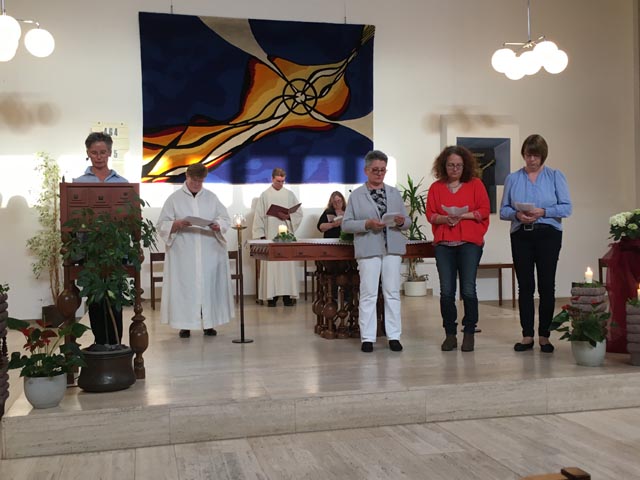 Obersäckinger Frauen bringen sich in den Gottesdienst ein, dazwischen Gemeindereferentin Ulrike Roming und Pfarreiseelsorger Berthold Kessler. Foto: zVg