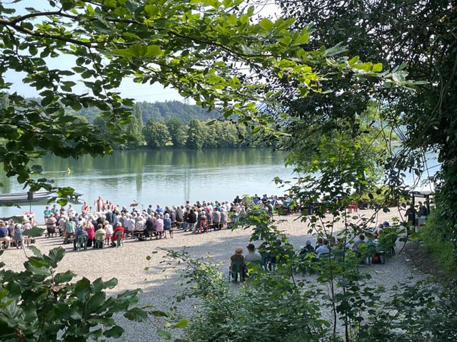 Zahlreiche Besucher fanden sich am Rheinufer in Möhlin ein. Foto: zVg