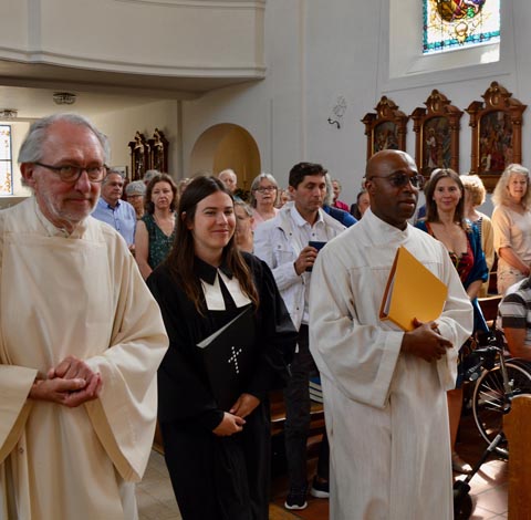 Einzug des Pfarrteams mit Pfr. Niklas Raggenbass, Pfrn. Irina van Bürck und Pfr. Godwin Ukatu.  Foto: Fritz Imhof