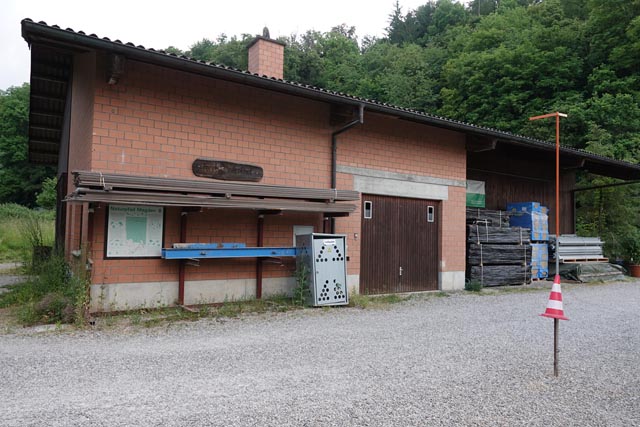 Der alte Forstwerkhof am Waldrand von Magden. Hier soll die Asylunterkunft entstehen. Die Bauprofile stehen bereits. Foto: Peter Schütz
