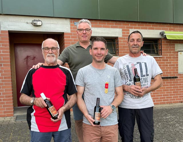 Alex Meier (hinten) gratulierte den besten Schützen: Konrad Schmid, bester Senior Veteran, Kevin Ries, bester bei der Elite und höchste Punktzahl, Ralf Schnörr, bester Senior (vorne von links). Foto: zVg