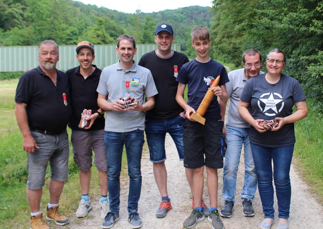 Von links: René Hüsler, Peter Erdin (Vertreter 2. Platz Gruppenwettkampf), Matthias Moser, Reto Moser und Luca Moser (Vertreter Sieger Gruppenwettkampf), Claude Chenaux und Irma Huser (Vertreter 3. Platz Gruppenwettkampf). Foto: zVg