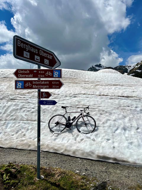 Viel Schnee und ein Rennvelo der Sulzer Radler auf der Grimselpasshöhe. Foto: zVg