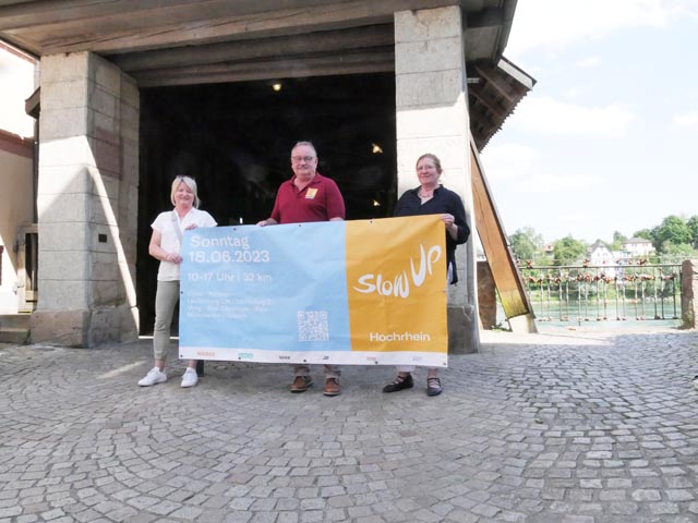 Yvonne Kuny, Gerhard Zumsteg und Helena Häseli (von links) am Startpunkt des slowUp 2023, der Holzbrücke in Bad Säckingen. Foto: Jörn Kerckhoff