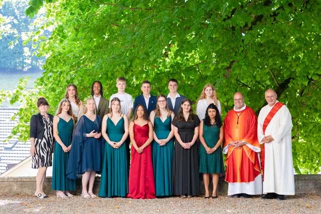 13 Jugendliche empfimgem das Sakrament der Firmung. Foto: Maria Babrova