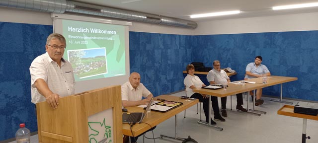 Bereit für die Gemeindeversammlung: Gemeindeammann Mario Hüsler, Vizeammann Urban Erdin, Gemeinderätin Waltraut Steinacher, Gemeinderat Thomas Szabo und Gemeinderat Severin Senn (v.l.). Foto: rk