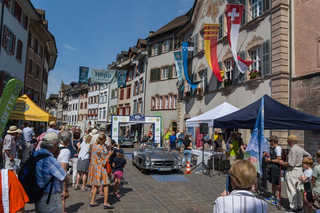 Durchfahrtskontrolle vor dem Rathaus Rheinfelden. Foto: Henri Leuzinger