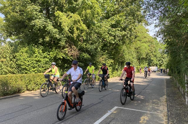 Viele Radfahrer nutzen die noch kühleren Temperaturen am Morgen. Foto: Sonja Fasler